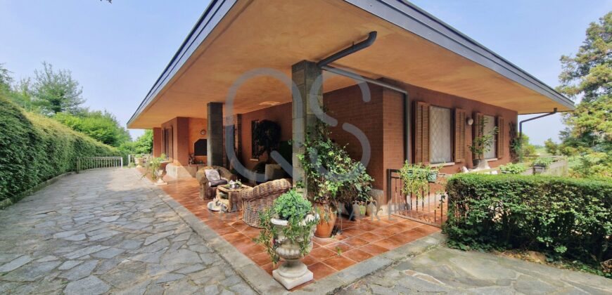 ESCLUSIVA VILLA CON PISCINA E TERRENI IN VENDITA