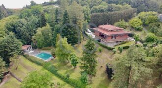 ESCLUSIVA VILLA CON PISCINA E TERRENI IN VENDITA