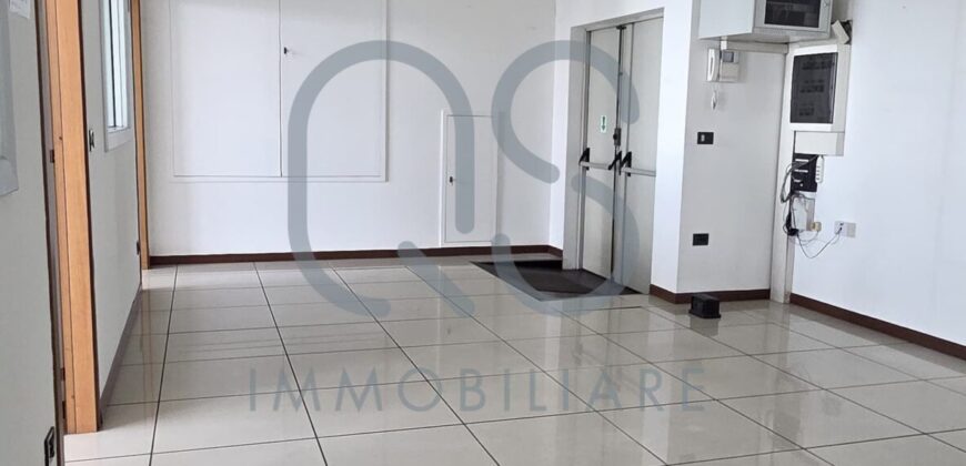 AMPIO UFFICIO IN AFFITTO – COMPLESSO CEBROSA 2000
