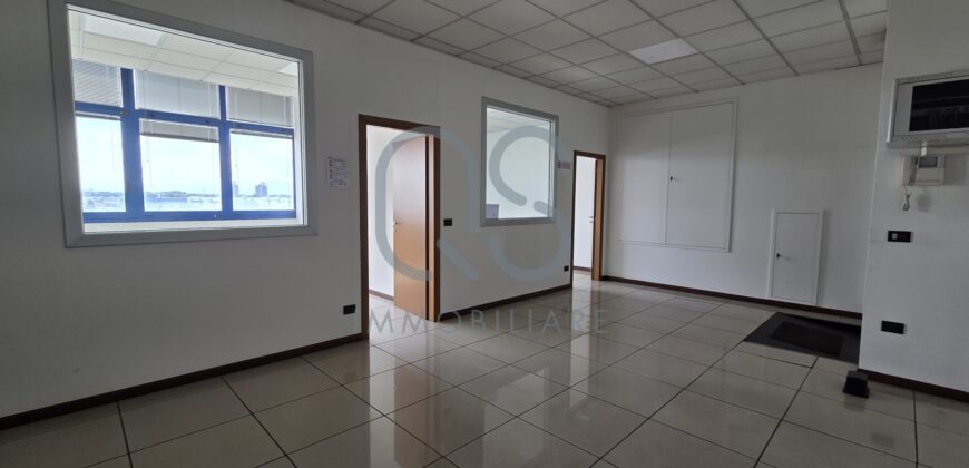 AMPIO UFFICIO IN AFFITTO – COMPLESSO CEBROSA 2000