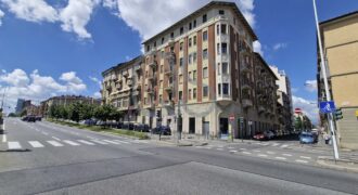 AMPIO LOCALE COMMERCIALE PLURIVETRINATO