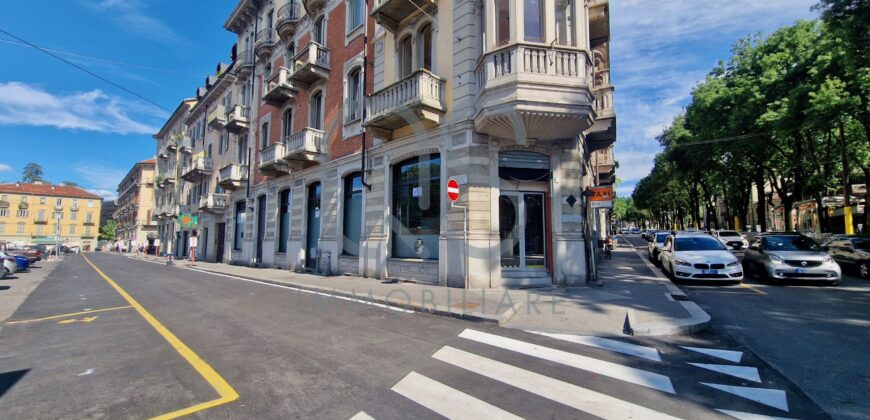 ESCLUSIVO LOCALE COMMERCIALE ANGOLARE PLURIVETRINATO