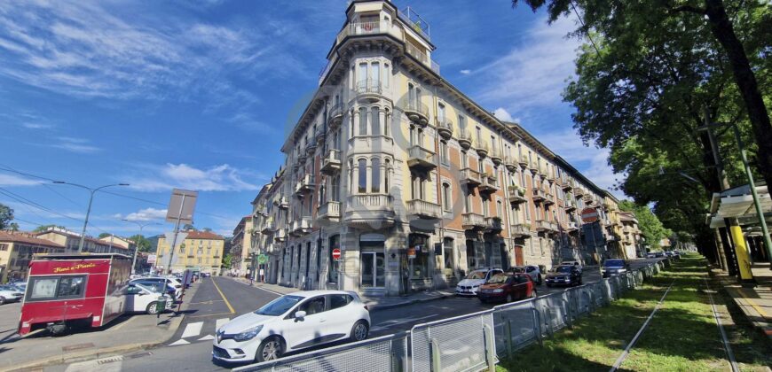 ESCLUSIVO LOCALE COMMERCIALE ANGOLARE PLURIVETRINATO
